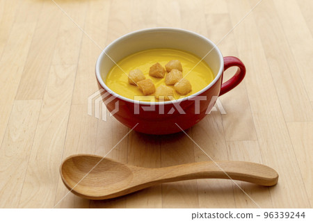 Pumpkin potage with croutons 96339244