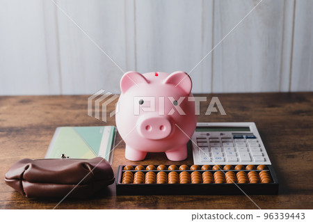 美元鈔票和計算器 96339443