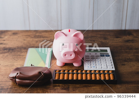 美元鈔票和計算器 美元鈔票和計算器 96339444