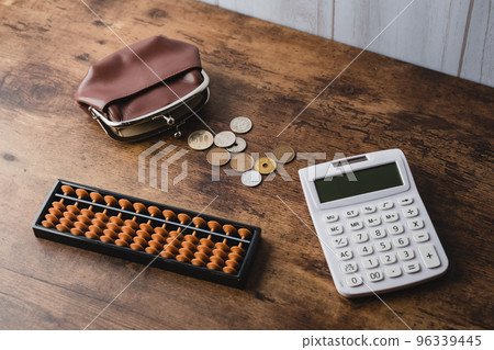 美元鈔票和計算器 96339445