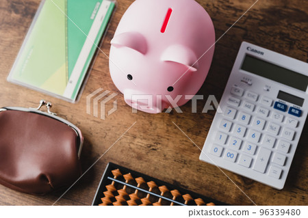 美元鈔票和計算器 美元鈔票和計算器 96339480