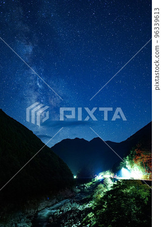 The starry sky that the countryside shows 96339613