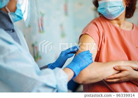 People vaccination concept for immunity health. Covid-19. Doctor vaccinating old patient at home. 96339914