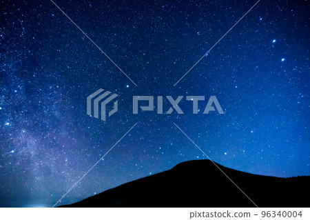 Starry sky at dawn and Hachijo Fuji Milky Way Polaris Starry sky at dawn and Hachijo Fuji Milky Way Polaris 96340004