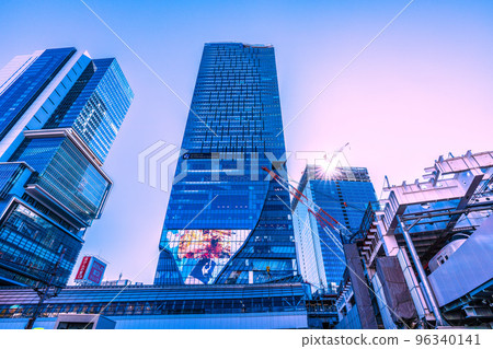 在日本澀谷車站和辦公樓的東京城市景觀。銀座線澀谷站的車輛。櫻丘口再開發大樓。 N`EX也是。 96340141