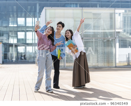 三個自拍的大學生 96340349