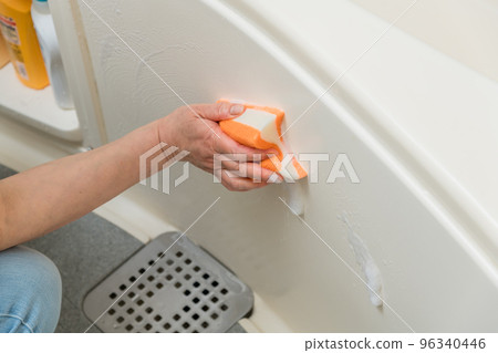 [Middle housewife cleaning the bath with bubbles] 96340446