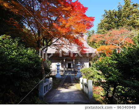 Kokujoji Temple main hall (Amidado) in Niigata in autumn 96340949