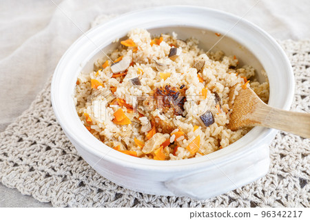 A dining table image of rice cooked in an earthenware pot 96342217
