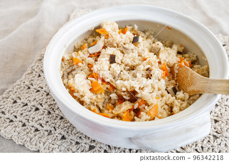 A dining table image of rice cooked in an earthenware pot 96342218