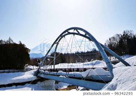 The Tokachidake mountain range seen from Shirogane Onsen (Biei, Hokkaido) The Tokachidake mountain range seen from Shirogane Onsen (Biei, Hokkaido) 96342293