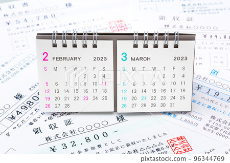 Calendar and receipt (accounting, expenses, accounting, tax return image) 96344769