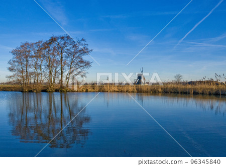Windmill the Oude Weteringmolen near Streefkerk in Holland 96345840