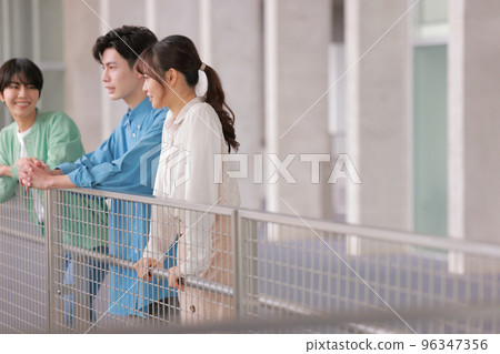 一位年輕的女設計師和一位同事_1 一位年輕的女設計師和一位同事_1 96347356