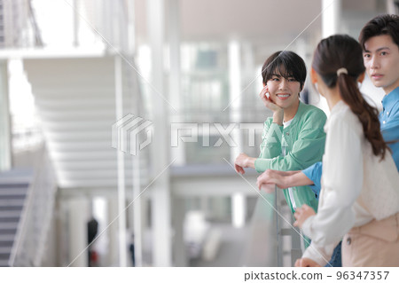 對話中的女性創作者和同事_1 對話中的女性創作者和同事_1 96347357