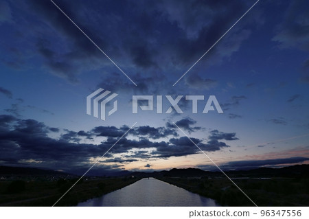 深秋的黎明天空和反射的河面，超廣角，主要是天空，221024am 96347556