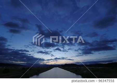 深秋的黎明天空和反射的河面，超廣角，主要是天空，221024am 96347558