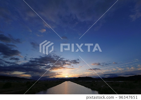 Refreshing late autumn morning sky and reflected river surface, ultra-wide angle, mainly sky, 221024am 96347651