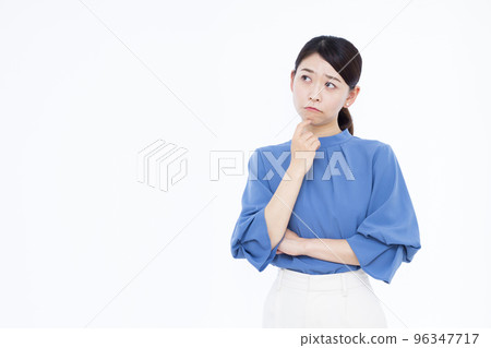 A business woman in her thirties who is worried 96347717