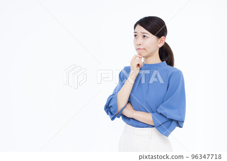 A business woman in her thirties who is worried 96347718