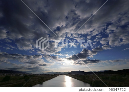 清爽的深秋晨空和河面倒影,超廣角,天空為主,221024am 清爽的深秋晨空和河面倒影,超廣角,天空為主,221024am 96347722