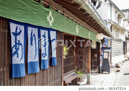 名古屋市綠區有鬆市的一棟舊民宅上掛著有鬆絞暖簾 96347814