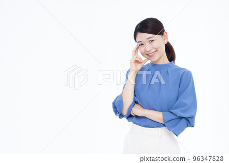 A business woman in her thirties thinking with a smile 96347828