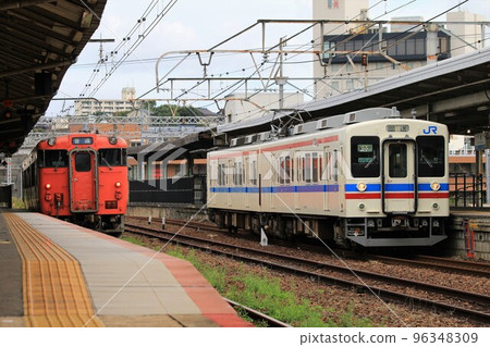 [JR West Japan] Shimonoseki Station Type Kiha 47 and Series 105 96348309