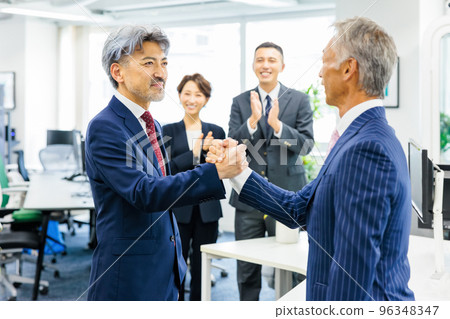 商務人士握手 96348347