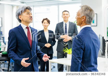 商人微笑著互相稱讚 96348348