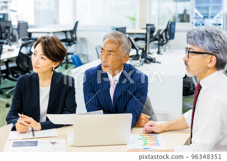 business people having a meeting business people having a meeting 96348351