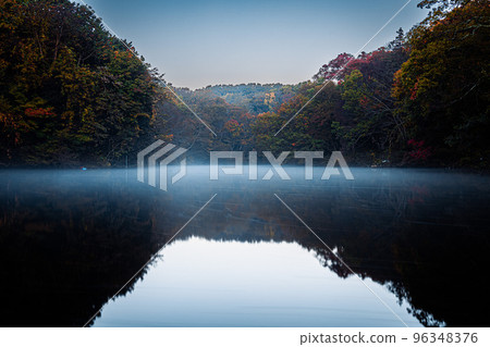 黎明前的湖 黎明前的湖 96348376