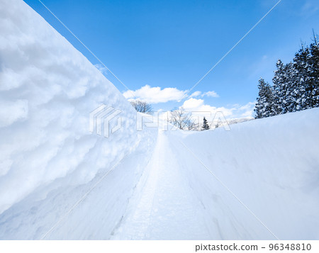Ainokura Gassho-zukuri Village: Road to Ainokura Observatory (Winter) 96348810