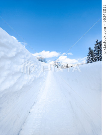 Ainokura Gassho-zukuri Village: Road to Ainokura Observatory (Winter) 96348813