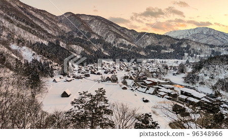 Shirakawa-go in winter (evening view) 96348966