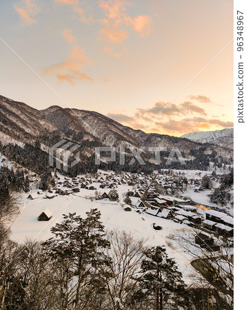 Shirakawa-go in winter (evening view) 96348967