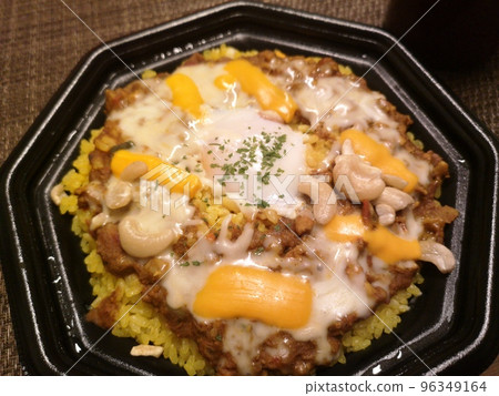 幹咖哩配米莫萊特和半熟雞蛋 96349164