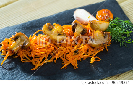 Roasted champignons with julienne carrots Roasted champignons with julienne carrots 96349835