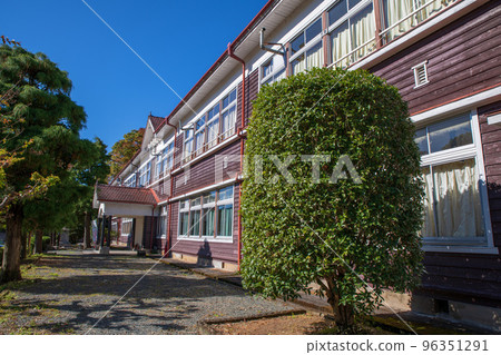 Former Hanawa Elementary School Autumn scenery along the Watarase Keikoku Railway line 96351291