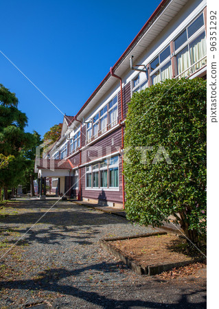 Former Hanawa Elementary School Autumn scenery along the Watarase Keikoku Railway line 96351292
