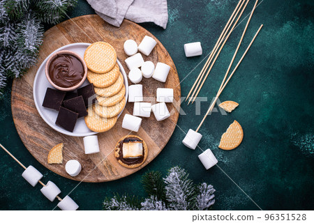 Smores with marshmallow, chocolate and crackers 96351528