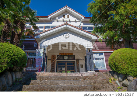 Former Hanawa Elementary School Autumn scenery along the Watarase Keikoku Railway line Former Hanawa Elementary School Autumn scenery along the Watarase Keikoku Railway line 96351537