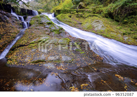 430,000 Falls of Kikuchi Gorge dyed in autumn colors (Kikuchi City, Kumamoto Prefecture) 96352087