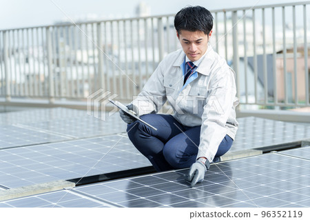 男工人檢查太陽能電池板 男工人檢查太陽能電池板 96352119