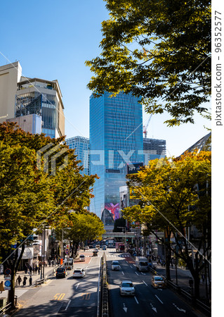 從宮下公園到澀谷站東口的明治通的周末景色 2022.10 c-1 96352577