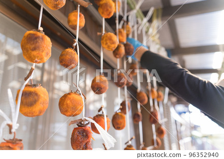 澀柿子和掛柿子 96352940