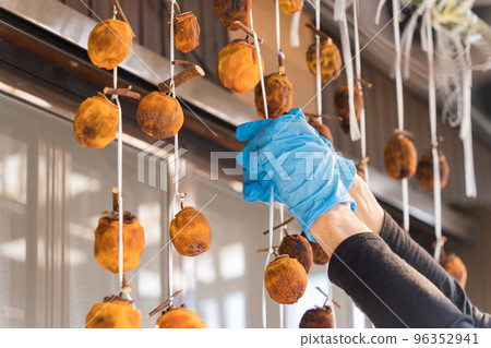 澀柿子和掛柿子 96352941