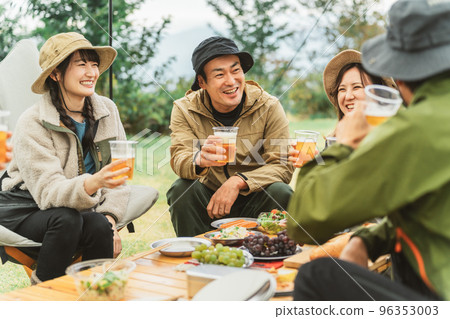 秋冬季節，亞洲男女在露營地喝啤酒和朋友聚會 96353003