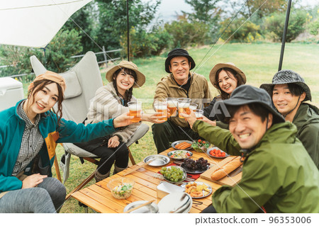 秋冬季節，亞洲男女在露營地與朋友一起喝啤酒 96353006