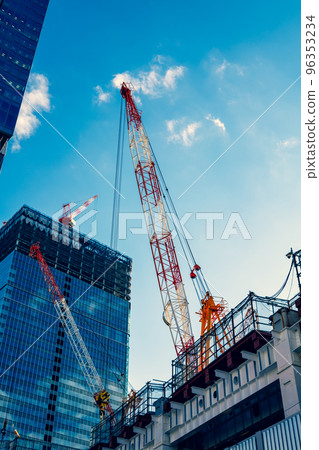 從 Miyamasuzakashita 十字路口附近看到的改造中的東京澀谷站 2022.10 d-3 添加了暖色 96353234